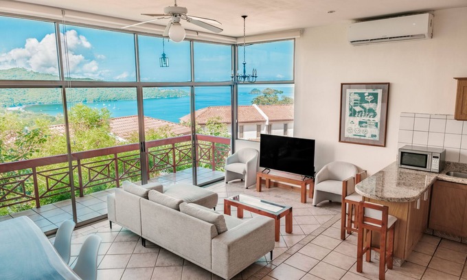 Playa Hermosa Apartamento | Invitando condominio familiar w / piscinas compartidas y cerca de la playa!