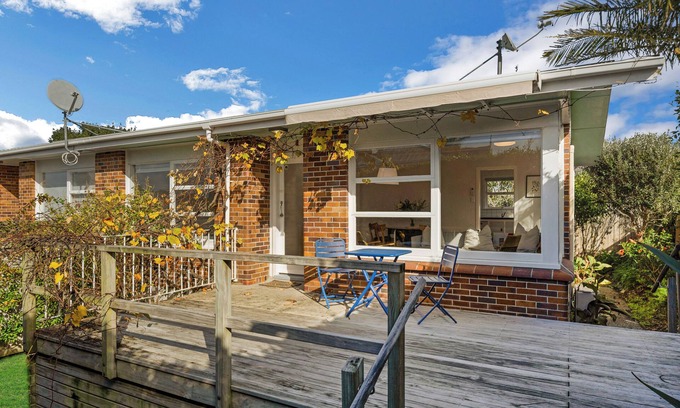 Narrow Neck Casa | Inviting Outdoor Patio and Bright Interiors