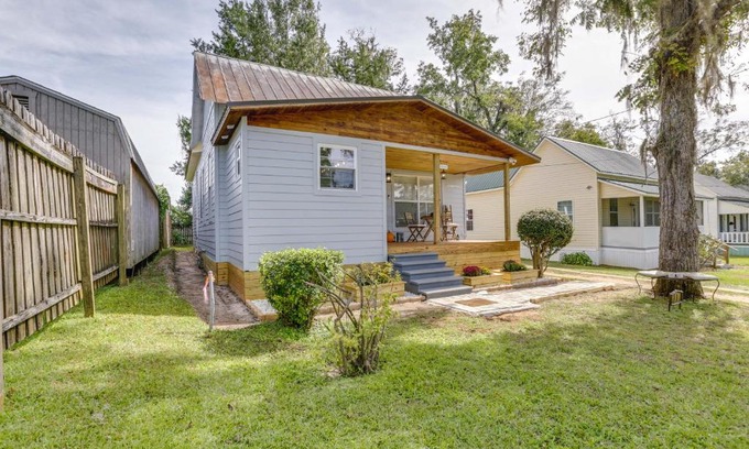 Quincy Casa | Inviting Quincy Cottage Walk to Historic Downtown