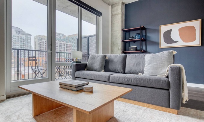 Killgubbin Apartamento | Inviting River North 1BR w/ Outdoor Pool, 1 Block to L, by Blueground