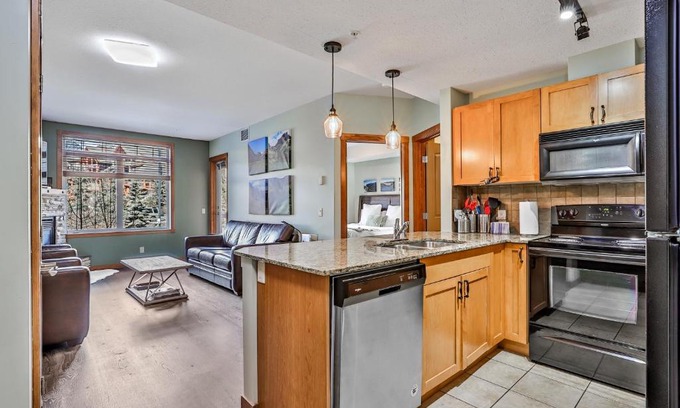 Canmore Apartamento | Inviting Rocky Mountain HOT TUB in Top Rated Condo managed by Little Sister Getaways
