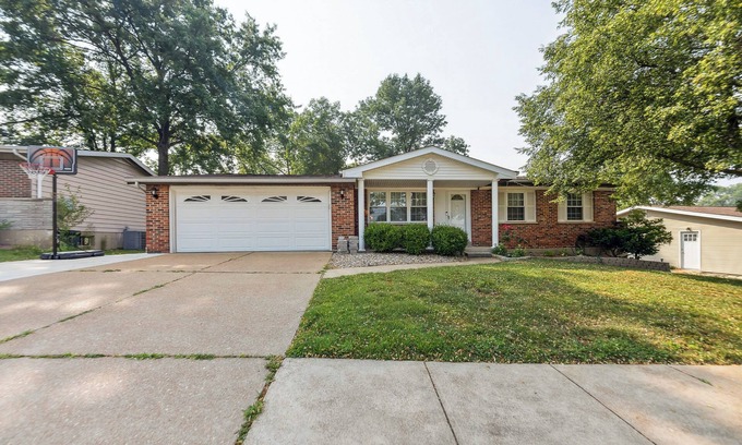 Mehlville Casa | Inviting St Louis Home w/ Deck Near Forest Park!