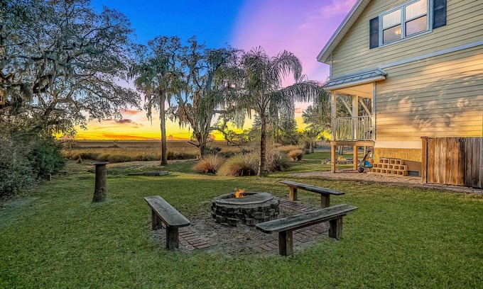 Fernandina Beach Cabaña | Inviting waterfront cottage with balcony, firepit, marsh views, & washer/dryer
