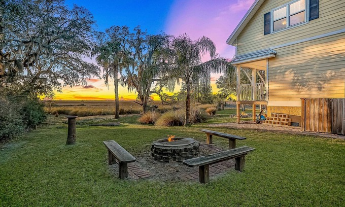Fernandina Beach Cabaña | Inviting waterfront cottage w separate garage apartment and stunning marsh view