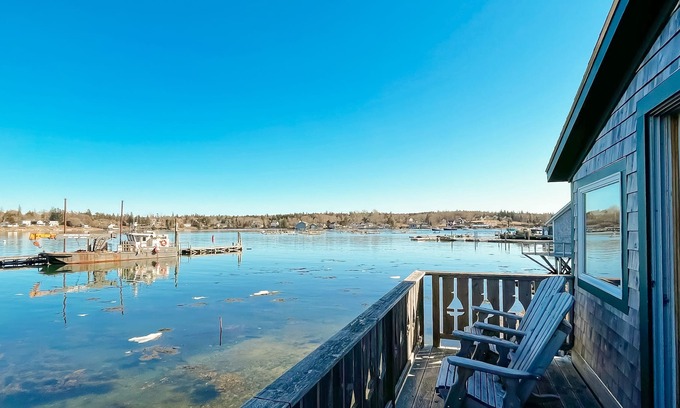 Bernard Casa | Inviting waterfront apartment with balcony, full kitchen, & stunning view