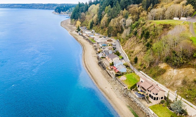 Olalla Casa | Inviting waterfront home with kayaks, dock, firepit, central AC, & W/D