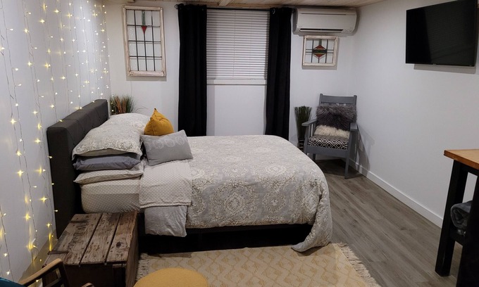 Kitchener Casa | Inwood Suite, Gym and Front Porch Swing,Walk to Belmont Village