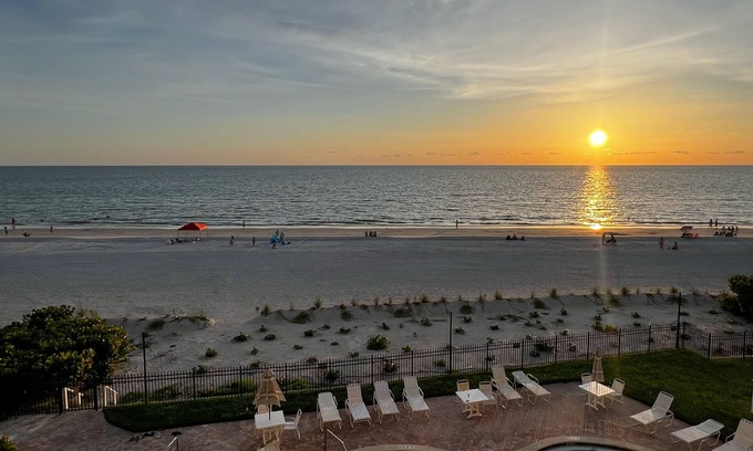 Independence Square Condominio | Vacaciones de verano ahora en Pier House 303 con cocina y muebles nuevos