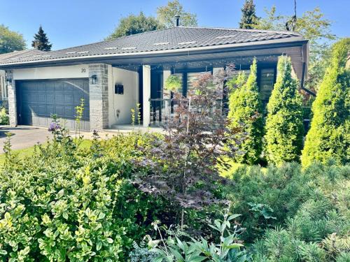 Etobicoke Casa | iResidence in Toronto - Fantastic Vacation Home with Breakfast