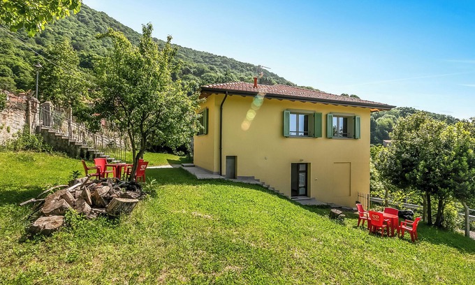 Arcumeggia Apartamento | Iris Apartment, Casalzuigno, Italy