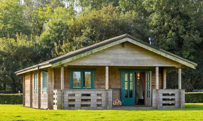 Ampney Crucis Cabina | Iris Lodge - sleeps 4 guests in 2 bedrooms