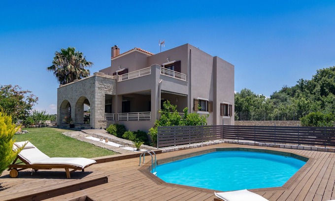 Prines Villa | Hermosa villa espaciosa para 8, cerca de tabernas y mini mercados, ideal para familias