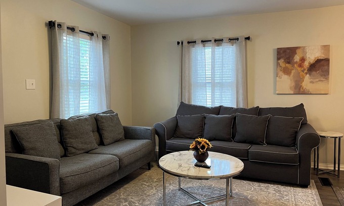 Harters Heights Casa | Irish Haven! Spacious 5-bedroom house with AC and WiFi! Walk to Notre Dame!