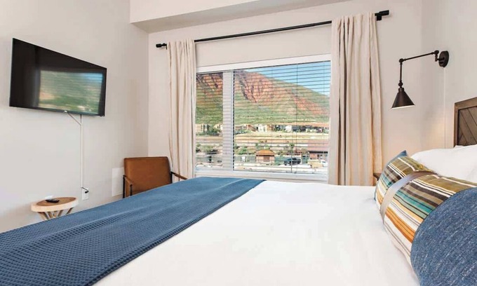 Glenwood Springs Condominio | Iron Mt Hot Spgs Condo #207 | Mtn Views | Sleeps 4