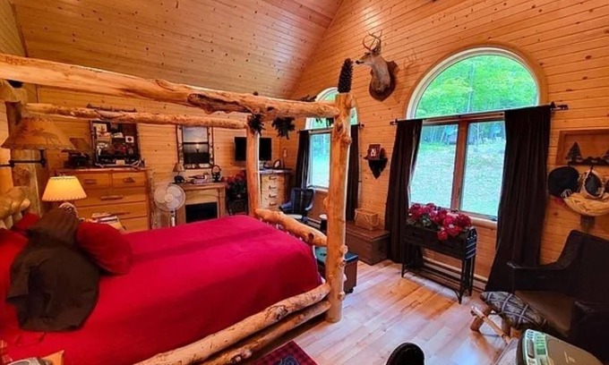 Iron River Cabina | Water-view Log Retreat