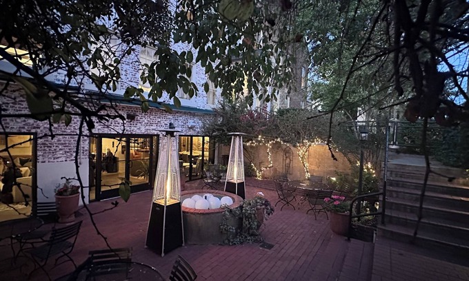 Fredericksburg Cama Y Desayuno | Ironclad Inn & Bourbon Room