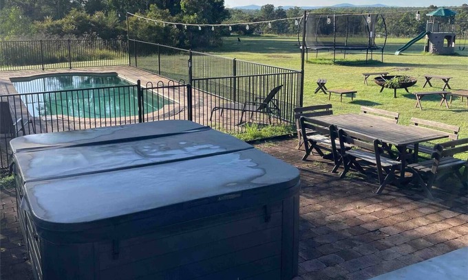 Lovedale Casa | Ironstone Homestead family private pool and hot spa open fire games room