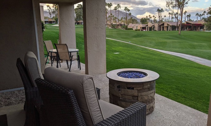 Palm Desert Condominio | Pulido y sofisticado condominio de madera de hierro