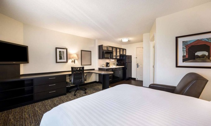 Gahanna Complejo | Irvine's Premier Destination for Business & Leisure! Pets Allowed, Full Kitchen!
