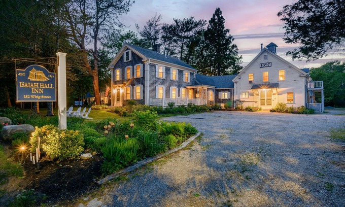 Dennis Cama Y Desayuno | Isaiah Hall Bed & Breakfast Inn