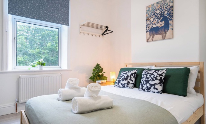 Burnley Casa | Isimi Burnley 3 Bedroom Modern House, Free Parking