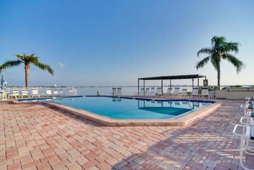 Casa del Mar Apartamento | Isla Del Sol Condo about 2 Miles to St Pete Beach!