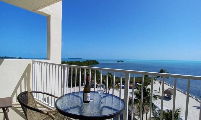 Tavernier Condominio | Unidad frente al mar, nuevo interior, piscina, WiFi gratuito, vistas panorámicas al mar.