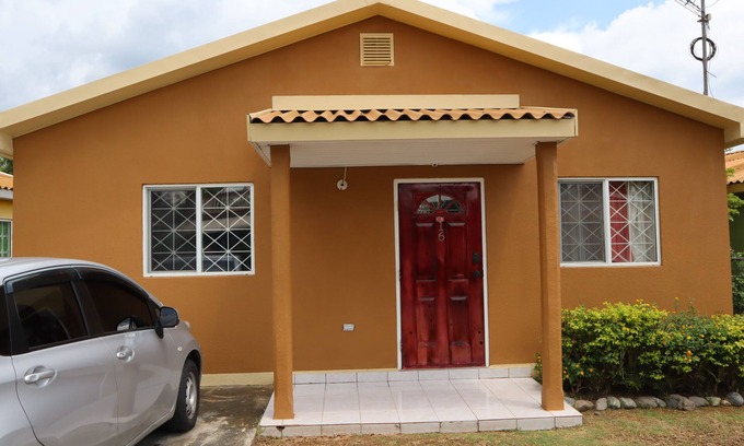 Spanish Town Casa | Relájese en Angels Estate, a 15 y 50 minutos de Kingston y Ocho Rios respectivamente.
