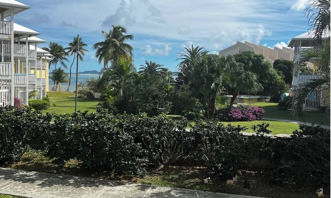 Estate Golden Rock Condominio | Island Carribean Getaway! 1 King bed! 2BR/2BA Condo with beach access and pool!