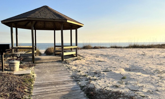 East End Condominio | ISLAND CLUB- East End OCEANFRONT Ground Level unit with gazebo and OCEAN VIEW