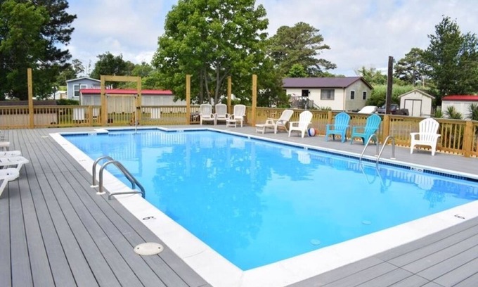 Chincoteague Apartamento | Island Creek Retreat Cozy Efficiency Suite w/ Shared Pool, Crabbing Pier & Wi-Fi
