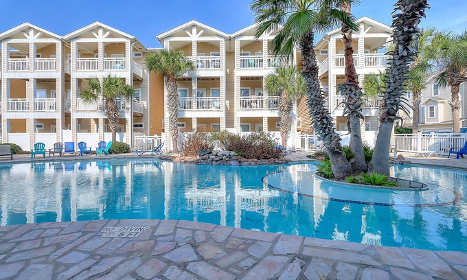 Corpus Christi Casa | Island dog-friendly townhome with pool access - patio, washer/dryer, and AC