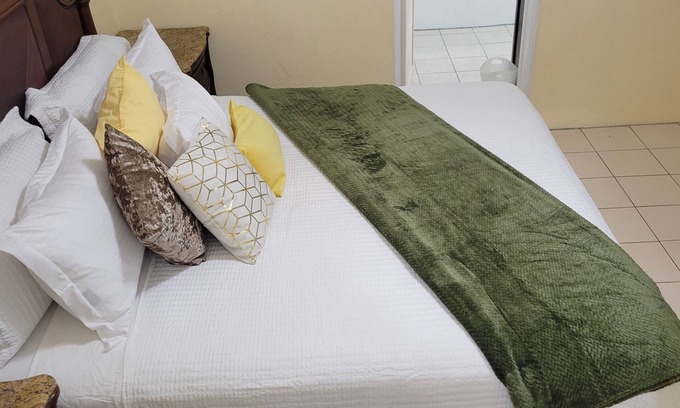 Estate Hermon Hill Apartamento | Island Escape Charming/Quiet 1-BD/1BR Apt, AC, Wi-Fi. Washer/Dryer