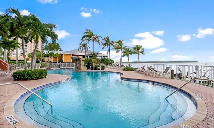 Fort Myers Beach Hotel | Island Escape: 2 Spacious Units w/ Full Kitchen & Pool Access