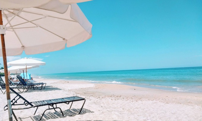 North Beach Casa | Orchid Island Escape!Walk to beach 2 minut,heated pool & hot tub. Putting green.