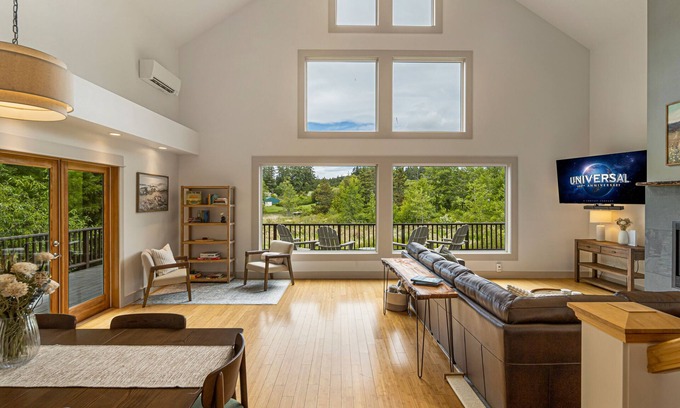 Friday Harbor Casa | Island Escape with Luxe Comfort and Privacy -Margo House