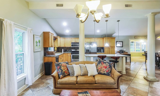 Saint Simons Heights Casa | Island Gateway 3BR Retreat with Fire Pit – Near Beaches & Dining