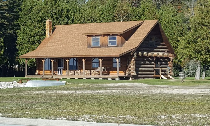 Bois Blanc Island Cabina | Island Getaway on BBI - Beautiful Log Home with Sandy Beachfront on Lake Huron