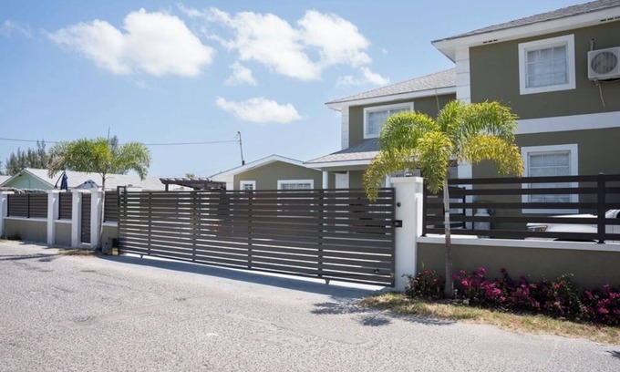 Nassau Casa | Island Haven Hideaway 5BR Home & Pool Cottage Near Beach