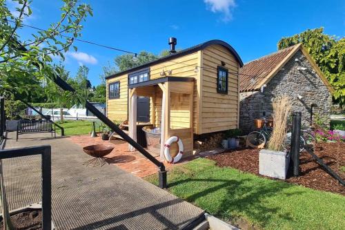 Saltford Apartamento | Island Hut - Outdoor bath tub, firepit and water equipment