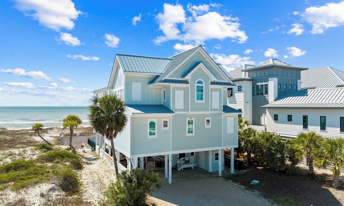 East End Casa | Island Life: 8BR East End House- Priv. Pool and Hot Tub, Sleeps 26, Beachfront!