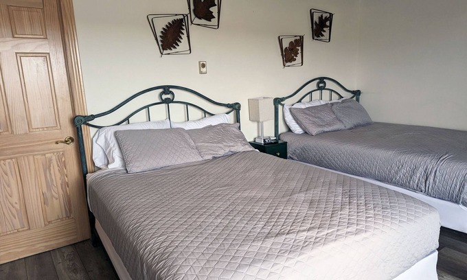 Washington Island Complejo | Island Motel Room w/ 2 Queen Beds
