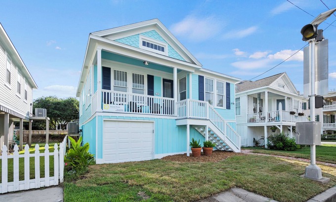 Galveston Casa | Island Pride Coastal Cottage - 2 King Beds on the East End!