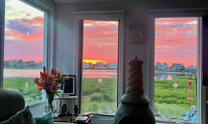 Newbury Casa | Island SunRise: Charming Plum Island Getaway - Beaches, Festivals and Downtown Fun!