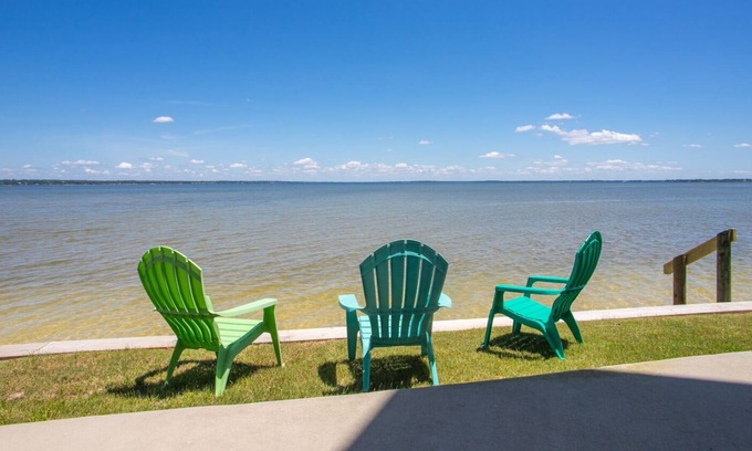 Innerarity Townhomes Casa | Island Time: Peaceful Waterfront Unit with 2 Kayaks!