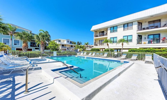 Bradenton Beach Condominio | Island Time-Private Beach Access-Heated Pool-Water Views