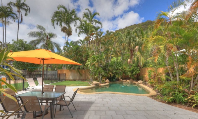 Arcadia Apartamento | Island View Unit 2 - Renovated, modern and across the road from Geoffrey Bay Beach