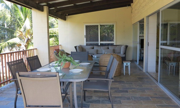 Arcadia Apartamento | Island View Unit 3 - Lovely with spectacular water views, across the road from Geoffrey Bay Beach