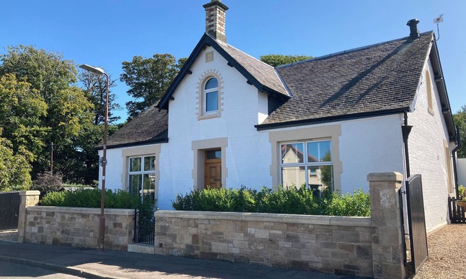Pencaitland Casa | ISLAY House, Comfortable home- private garden, in quiet village, near Edinburgh