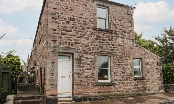 Berwick-upon-Tweed Cabaña | ISLESTONE, 1 TEMPERANCE TERRACE, pet friendly in Berwick-Upon-Tweed